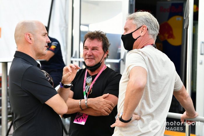 David Coulthard, presentador de televisión, con sus colegas