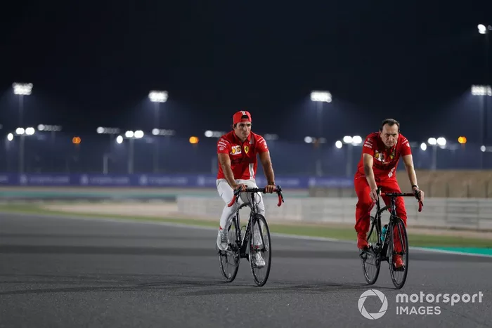 Carlos Sainz Jr., Ferrari recorre la pista en bicicleta