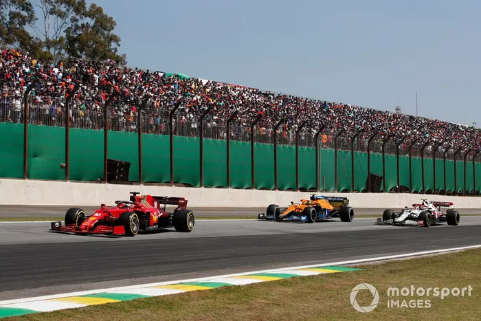 Charles Leclerc, Ferrari SF21, Lando Norris, McLaren MCL35M, y Antonio Giovinazzi, Alfa Romeo Racing C41