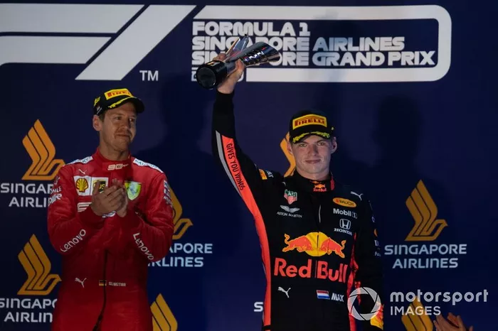 Verstappen ergue troféu