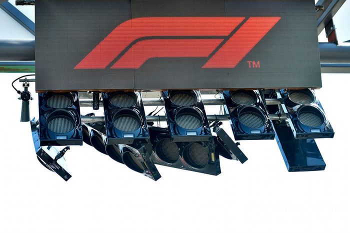 Reparación de las luces de salida después de que un autobús se estrelló contra ellas