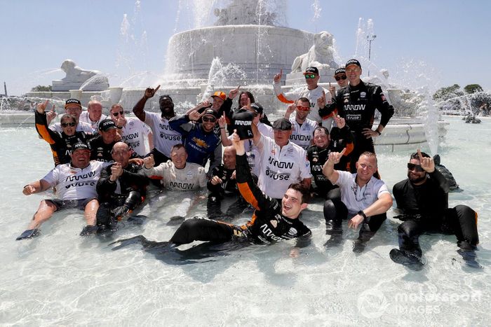Ganador de la carrera Patricio O'Ward, Arrow McLaren SP Chevrolet celebra en la fuente con el equipo