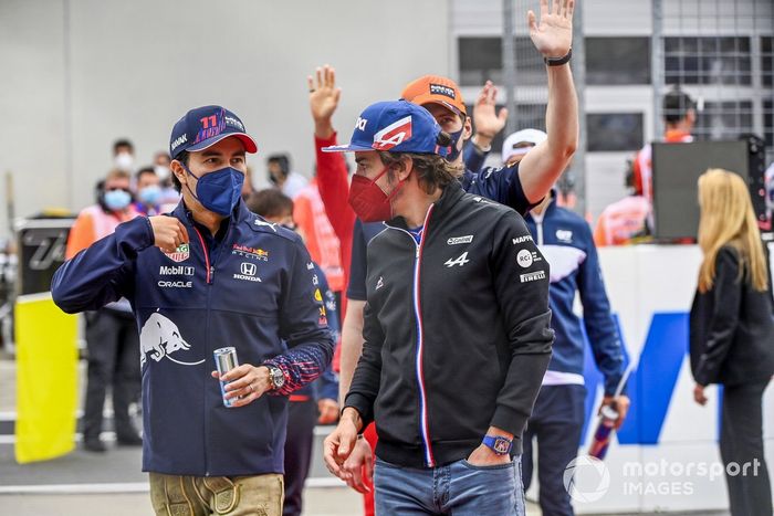 Sergio Pérez, Red Bull Racing, y Fernando Alonso, Alpine F1, en el drivers parade