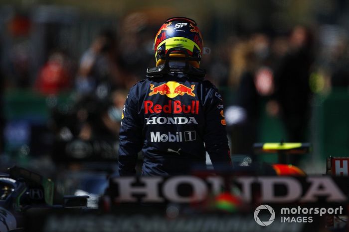 Sergio Pérez, Red Bull Racing, en Parc Ferme después de la clasificación