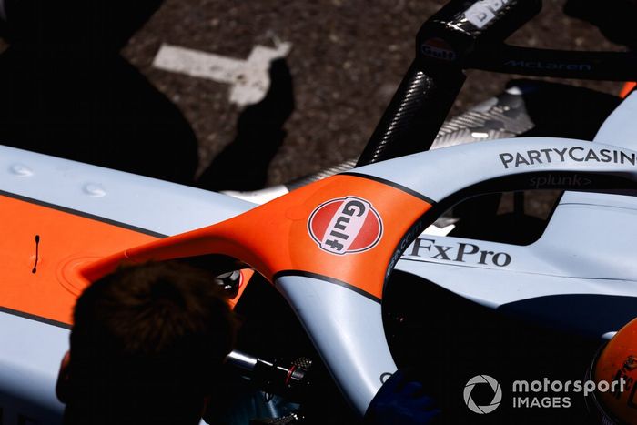 Logo de Gulf logo en el halo del McLaren MCL35M
