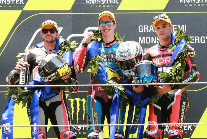 Podio: 1º Alex Marquez, 2º Thomas Luthi, 3º Jorge Navarro