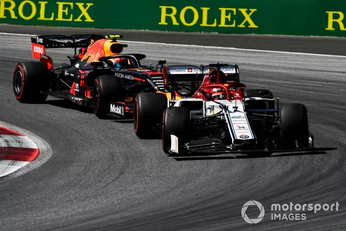 Kimi Raikkonen, Alfa Romeo Racing C38, Pierre Gasly, Red Bull Racing RB15