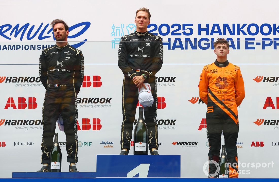 Podium: Zwycięzca wyścigu Maximilian Guenther, DS Penske, drugie miejsce Jean-Eric Vergne, DS Penske, trzecie miejsce Taylor Barnard, NEOM McLaren Formula E Team