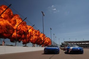 Kyle Larson, Hendrick Motorsports Chevrolet, Denny Hamlin, Joe Gibbs Racing Toyota