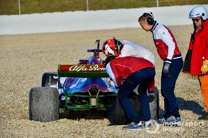 Kimi Raikkonen sale del Alfa Romeo Racing C38