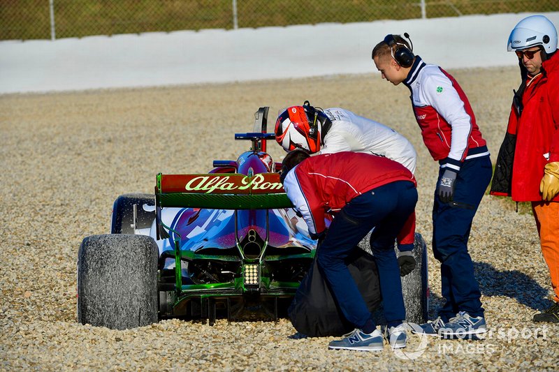 Kimi Raikkonen, Alfa Romeo Racing C38, hace trompo