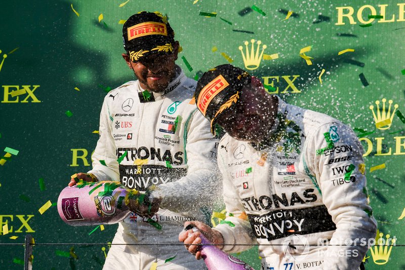 Льюис Хэмилтон, Mercedes AMG F1, второе место, обливается шампанским Валттери Боттаса, Mercedes AMG F1, первое место