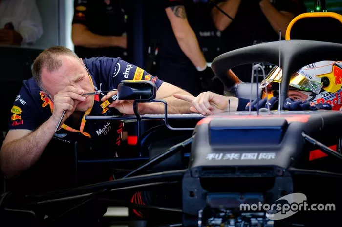Un membro del team Red Bull Racing team al avoro sullo specchietto della monoposto di Max Verstappen, Red Bull Racing RB15