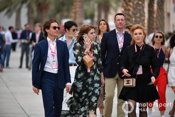 Edoardo Mapelli Mozzi, multimillonario italiano con su novia la Princesa Beatriz y Sarah Ferguson, Duquesa de York