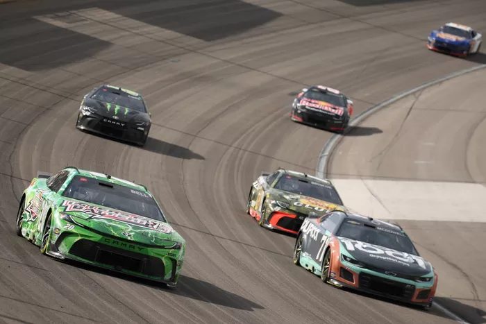 Christopher Bell, Joe Gibbs Racing Toyota, Michael McDowell, Spire Motorsports Chevrolet