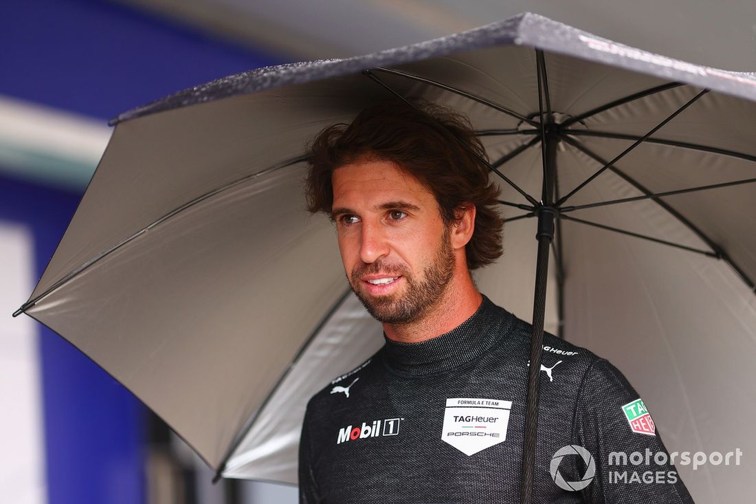 Antonio Felix da Costa , TAG Heuer Porsche Formula E Team observa en el Pitlane