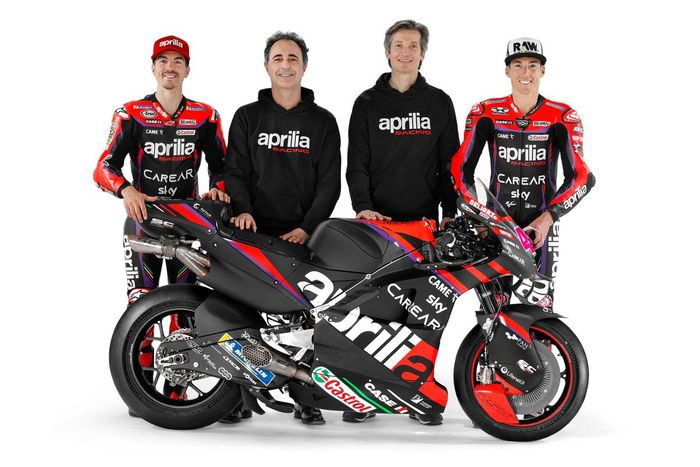 Maverick Viñales, Aleix Espargaró, Romano Albesiano, Aprilia Racing Technical Director, Massimo Rivola, Aprilia Racing CEO
