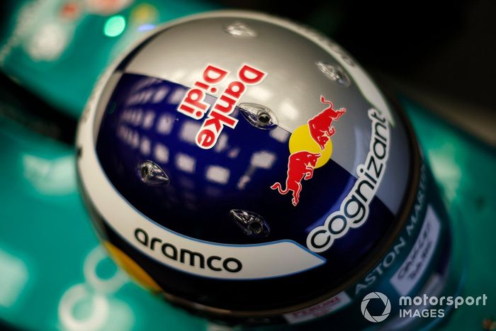 Casco de Sebastian Vettel, Aston Martin de homenaje a Dietrich Mateschitz  