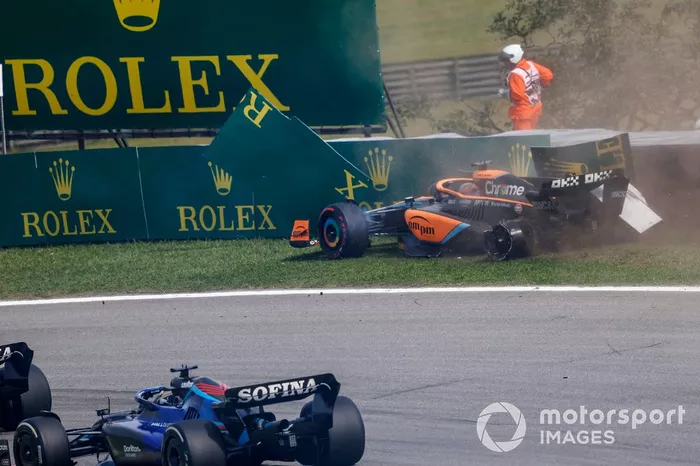 Daniel Ricciardo, McLaren MCL36, se cae