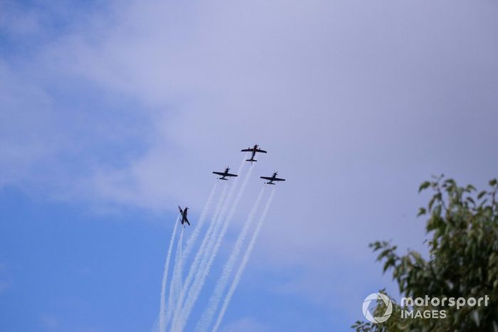 El equipo de exhibición de la RAAF, The Roulettes, se exhibe ante el público en sus entrenadores Pilatus PC-21.