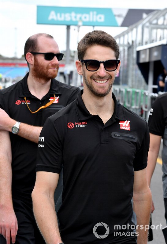 Romain Grosjean, Haas F1 camminano sulla pista con i membri del team