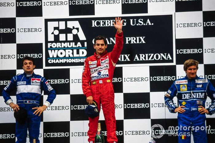Jean Alesi, Tyrrell, 2ª posición, Ayrton Senna, McLaren, 1ª posición, y Thierry Boutsen, Williams, 3ª posición, en el podio.