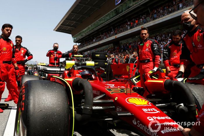 Carlos Sainz, Ferrari F1-75, en la parrilla con los mecánicos 