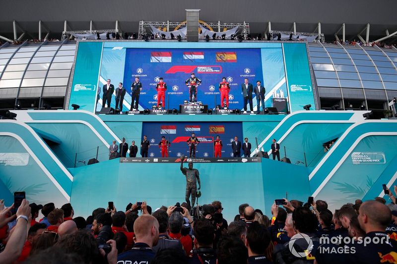 Max Verstappen, Red Bull Racing, 1ª posición, Charles Leclerc, Ferrari, 2ª posición, Carlos Sainz, Ferrari, 3ª posición, en el podio