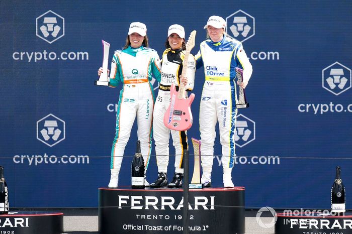 Podio: Ganadora de la carrera Jamie Chadwick, Jenner Racing, segundo lugar Nerea Martí, Quantfury W Series Team, tercer lugar Sarah Moore, Scuderia W.