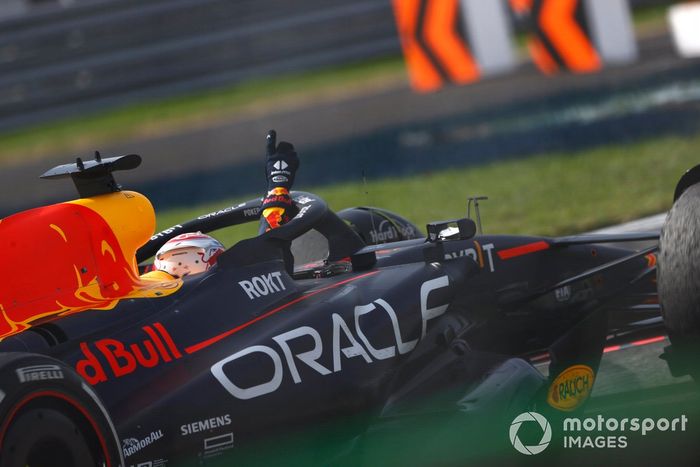 Max Verstappen, Red Bull Racing RB19, 1ª posición, celebra de camino al Parc Ferme
