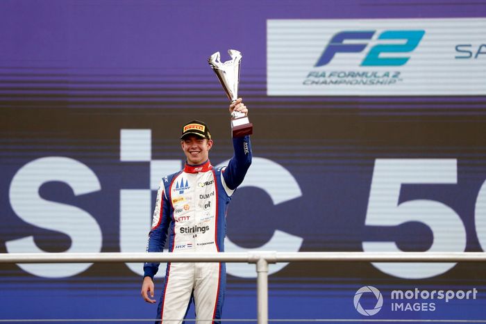 Richard Verschoor, de Trident, lo celebra en el podio