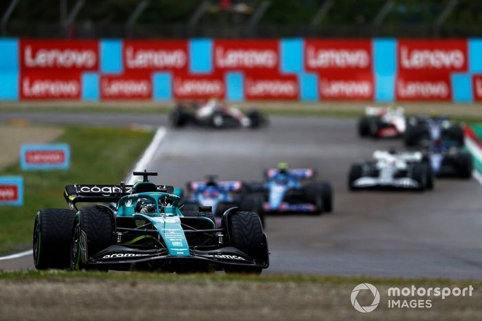 Lance Stroll, Aston Martin AMR22, Fernando Alonso, Alpine A522,y Esteban Ocon, Alpine A522