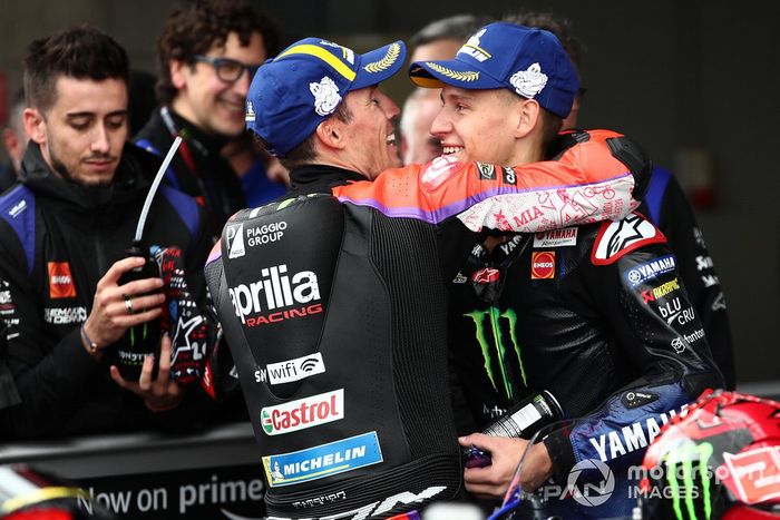 El ganador de la carrera, Fabio Quartararo, Yamaha Factory Racing, y el tercero, Aleix Espargaró, Aprilia Racing Team