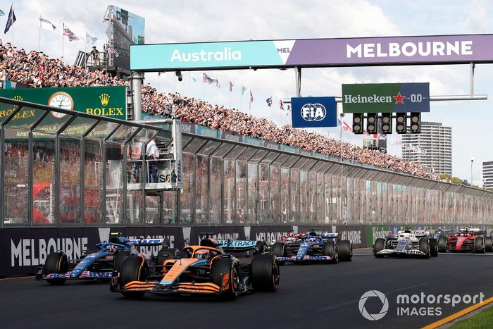 Arrancada Daniel Ricciardo, McLaren MCL36, Esteban Ocon, Alpine A522, Fernando Alonso, Alpine A522