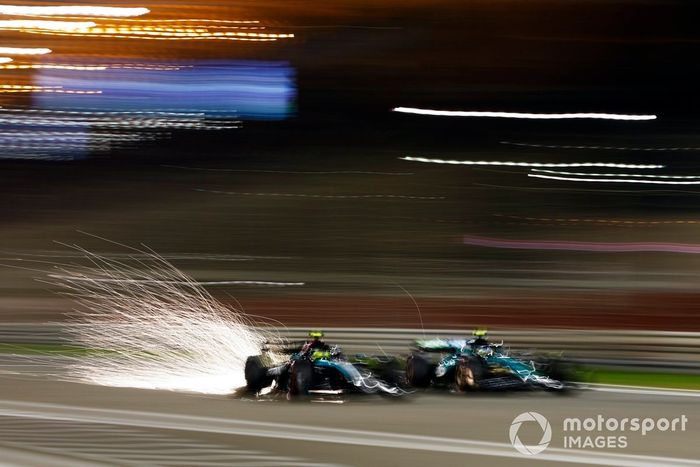 Lewis Hamilton, Mercedes F1 W15, adelanta a Fernando Alonso, Aston Martin AMR24