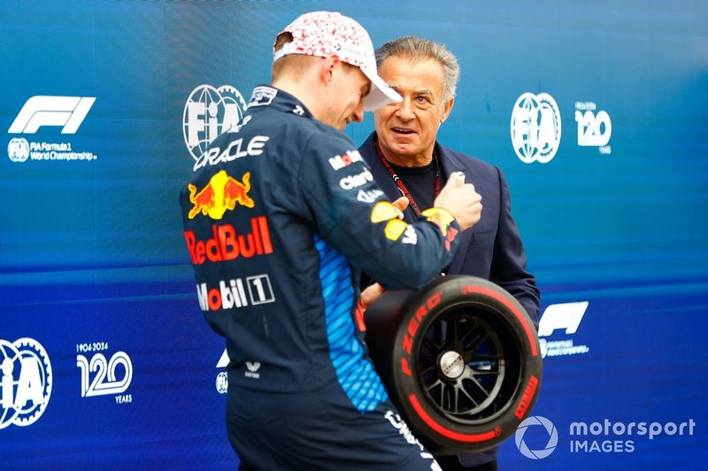 El hombre de la pole Max Verstappen, Red Bull Racing, recibe el premio Pirelli Pole Position de manos de Jean Alesi.