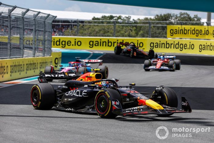 Sergio Pérez, Red Bull Racing RB20, lidera Daniel Ricciardo, VCARB 01, y Carlos Sainz, Ferrari SF-24