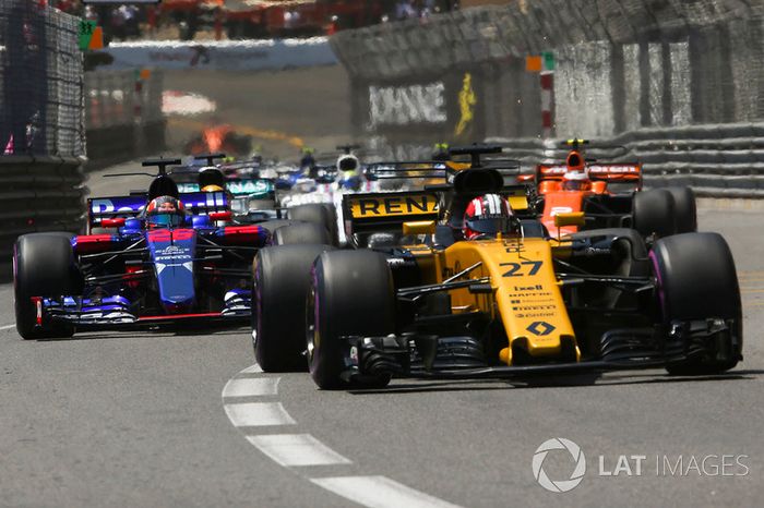 Nico Hulkenberg, Renault Sport F1 Team RS17, Daniil Kvyat, Scuderia Toro Rosso STR12