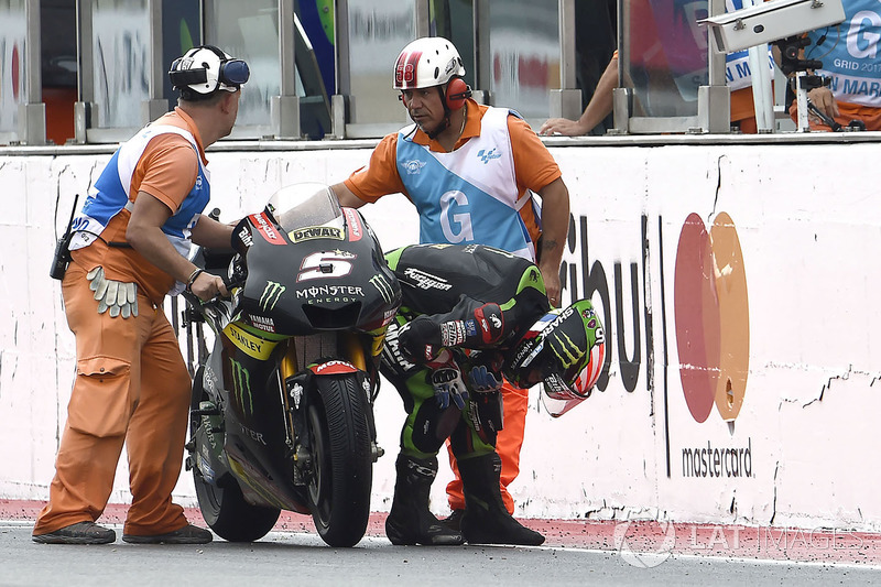 Johann Zarco, Monster Yamaha Tech 3 empuja su moto a la meta