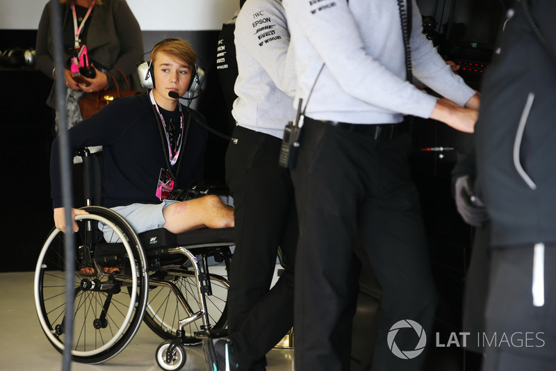 El piloto de Fórmula 4 Británica Billy Monger visita el garaje de AMG Mercedes