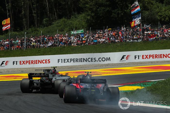 Kevin Magnussen, Haas F1 Team VF-17, Carlos Sainz Jr., Scuderia Toro Rosso STR12