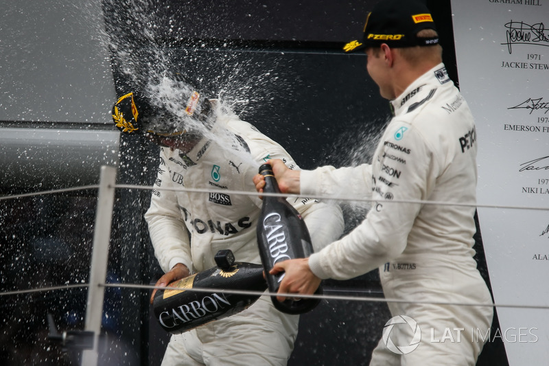 Ganador de la carrera Lewis Hamilton, Mercedes AMG F1 y Valtteri Bottas, Mercedes AMG F1 que se cele