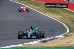 Lewis Hamilton, Mercedes AMG F1 W08, Kimi Raikkonen, Ferrari SF70H