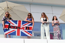 Des drapeaux et des fans de Jenson Button, McLaren