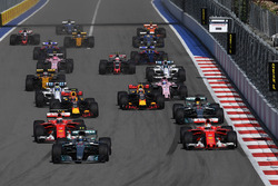 Valtteri Bottas, Mercedes AMG F1 W08 et Sebastian Vettel, Ferrari SF70H