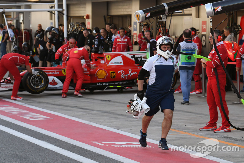 Williams mechanic in the pitlane