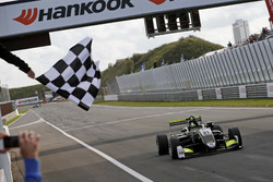 Drapeau à damier pour Lando Norris, Carlin Dallara F317 - Volkswagen