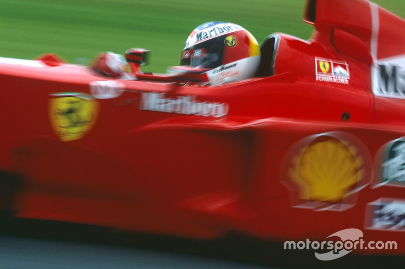 Тогда еще в Ferrari открыто разделяли своих пилотов на «номер 1» и «номер 2», командные приказы должны были выполняться беспрекословно. Неудивительно, что вскоре Михаэль без проблем поравнялся со своим напарником и был готов выйти вперед в повороте «Стоу»…