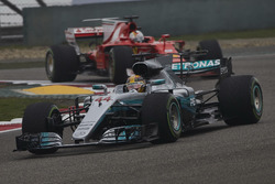 Lewis Hamilton, Mercedes AMG F1 W08, devant Sebastian Vettel, Ferrari SF70H