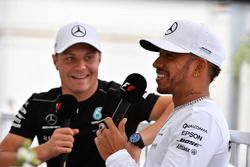 Valtteri Bottas, Mercedes AMG F1 et Lewis Hamilton, Mercedes AMG F1